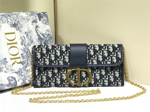 Dior 30 Montaigne chain clutch