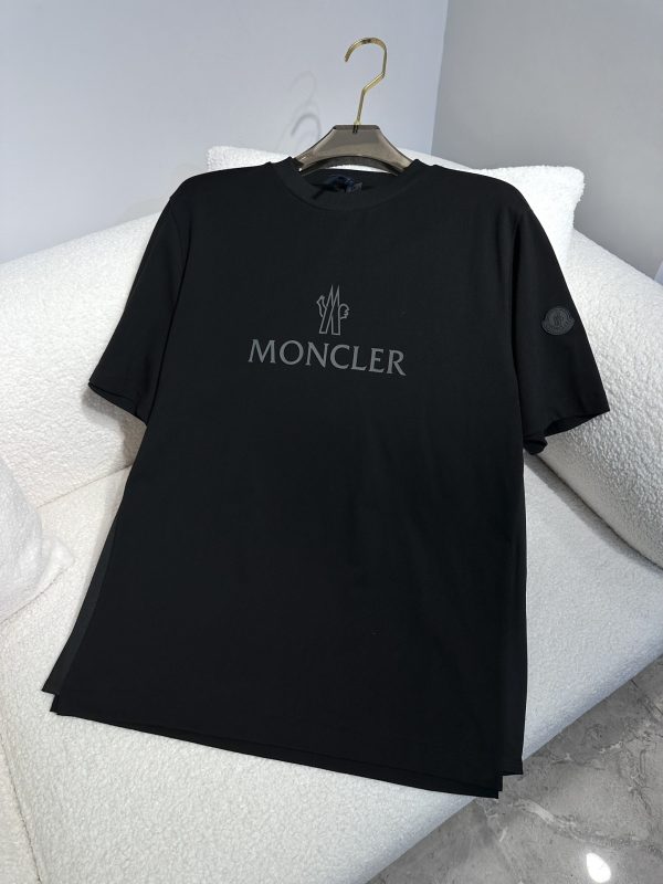 Moncler Mengkou Men and women with the same style couples spring and summer latest counters with the same style, trendy brand logo casual short-sleeved T-shirt