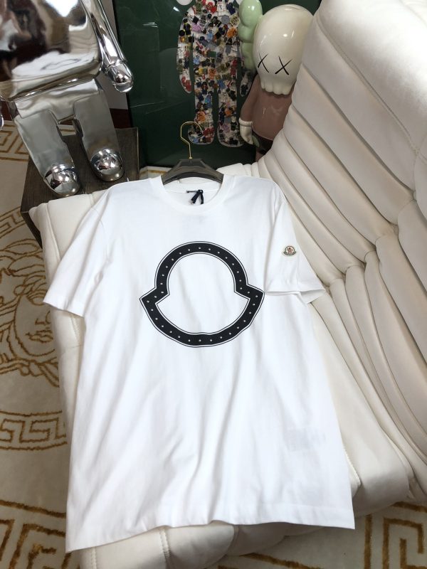 Moncler Mengkou Men and women with the same style couples spring and summer latest counters with the same style, trendy brand logo casual short-sleeved T-shirt