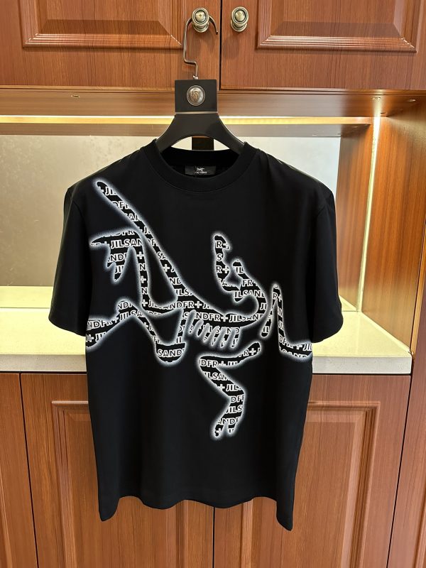 Arcteryx (Arc'teryx) has joined hands with Jil*s2⃣️ major sports and leisure brands to cooperate, and the 2023 spring and summer counters will have the same round neck T-shirt
