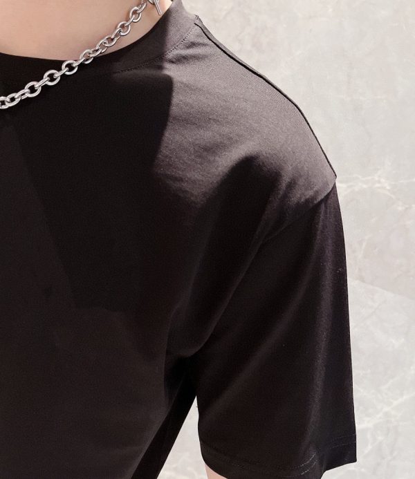LOEWE ] 2023 new men's short-sleeved shorts suit! Simultaneous sales on the official website! High-end version on the market! Delicate and soft to the touch! Let you wear more comfortable - Image 8