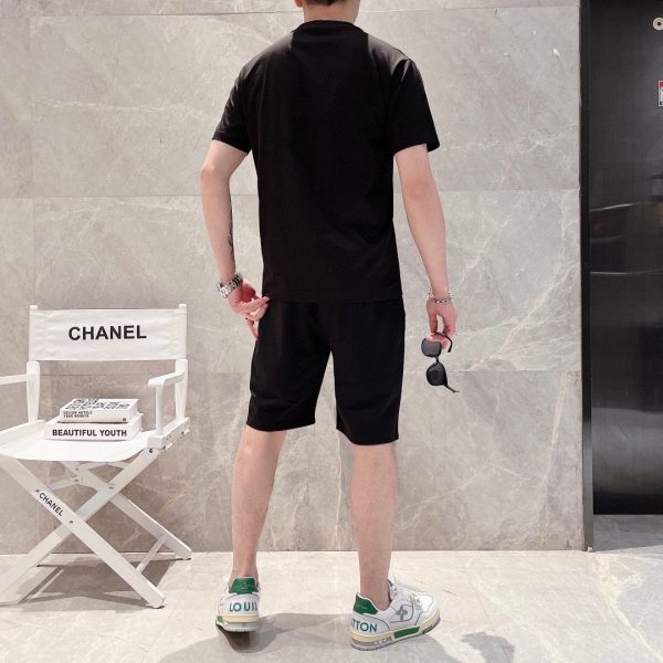 LOEWE ] 2023 new men's short-sleeved shorts suit! Simultaneous sales on the official website! High-end version on the market! Delicate and soft to the touch! Let you wear more comfortable - Image 9