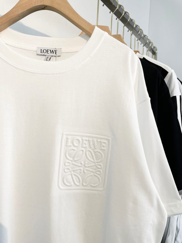 LOEWE's exclusive custom weaving and dyeing pure cotton material has a superb texture High-quality embossed printing embossing process on the front chest - Image 6