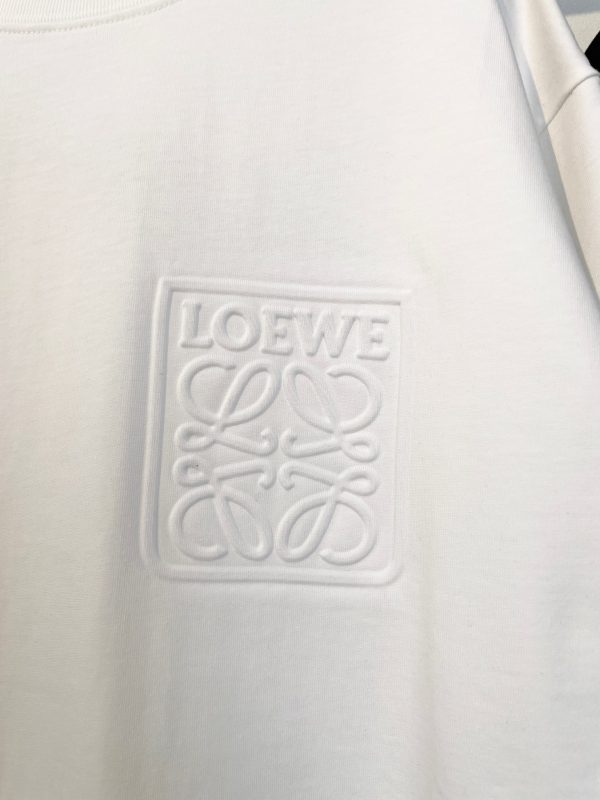 LOEWE's exclusive custom weaving and dyeing pure cotton material has a superb texture High-quality embossed printing embossing process on the front chest - Image 8