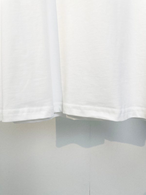 LOEWE's exclusive custom weaving and dyeing pure cotton material has a superb texture High-quality embossed printing embossing process on the front chest - Image 10
