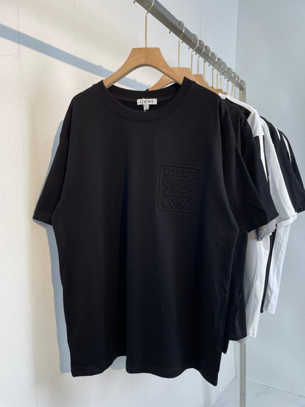 LOEWE's exclusive custom weaving and dyeing pure cotton material has a superb texture High-quality embossed printing embossing process on the front chest - Image 13