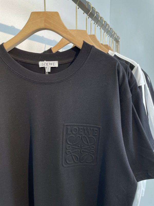 LOEWE's exclusive custom weaving and dyeing pure cotton material has a superb texture High-quality embossed printing embossing process on the front chest - Image 15