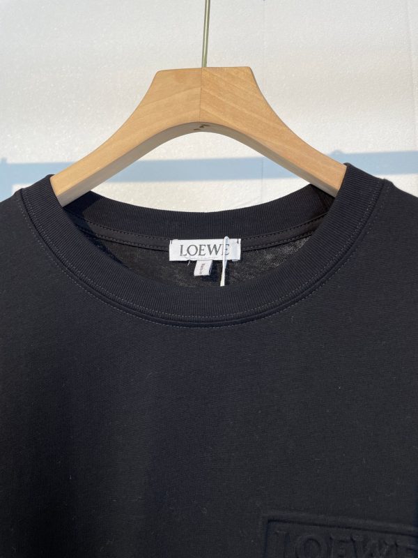 LOEWE's exclusive custom weaving and dyeing pure cotton material has a superb texture High-quality embossed printing embossing process on the front chest - Image 16