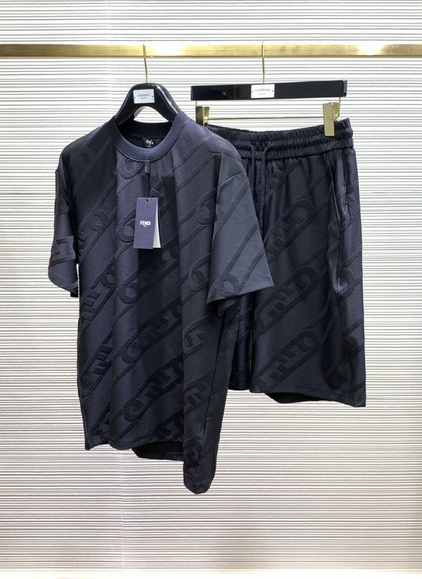 A set of FENDI, the latest summer product of 2023, is available at counters at the same time, the original order is ruthless, casual and fashionable round neck short-sleeved suit
