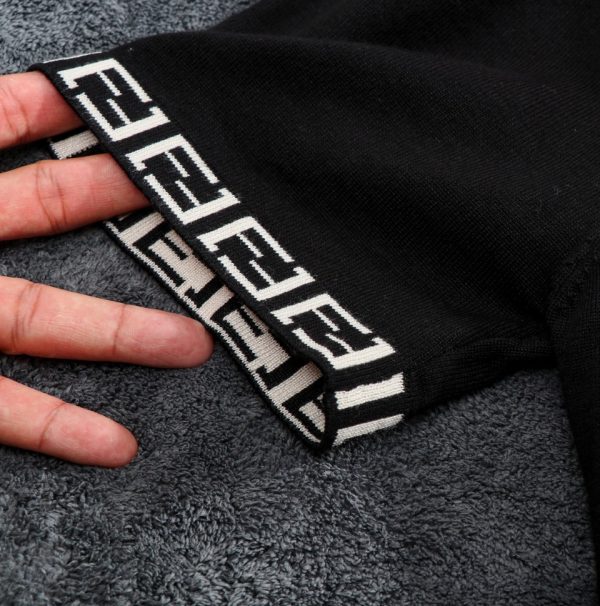 Fendi, 22s spring and summer new knitted Logo short-sleeved T-shirt! Unisex, this T-shirt combines a classic silhouette with refined knit details - Image 6