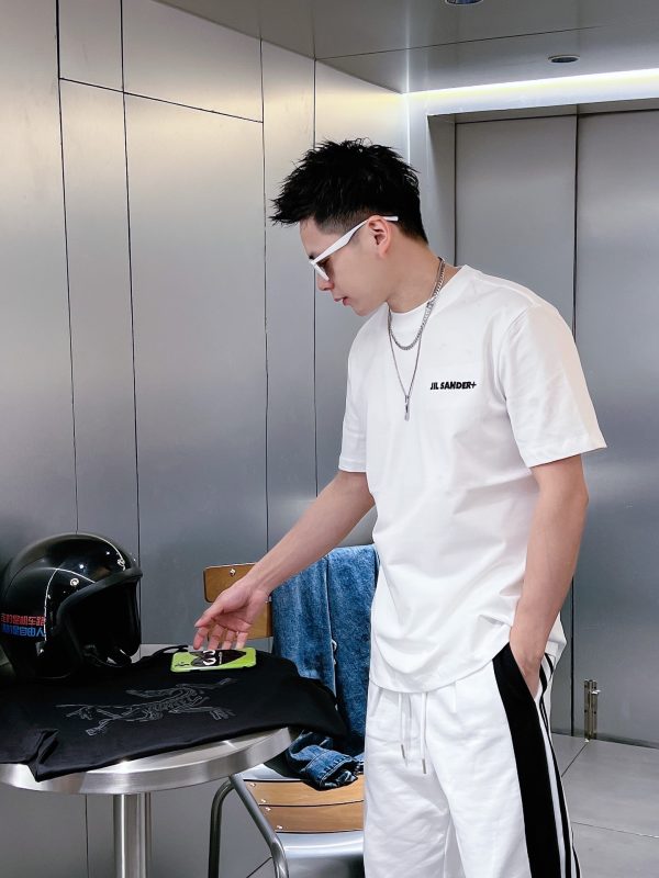 2023 spring and summer new products. Jilsander's Arc'teryx joint model, this joint series fully meets the expectations of fans, allowing consumers to discover that Arc'teryx, a brand that achieves the ultimate in alpine outdoor technology, can also achieve the ultimate in fashion sense of T-shirts