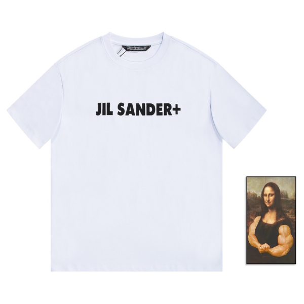 JIL SANDER's early spring new round neck short-sleeved T-shirt is minimalist with only one brand LOGO, which is the consistent style of JIS SANDER. You can think that its design is so simple that it does not have any extra decorations. In fact, a touch of "street" playfulness has been quietly mixed in. This T-shirt recommended today interprets