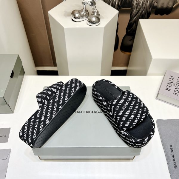 Must-have slippers in this IN era Balenciaga Internet celebrity with the same style muffin sandals - Image 2