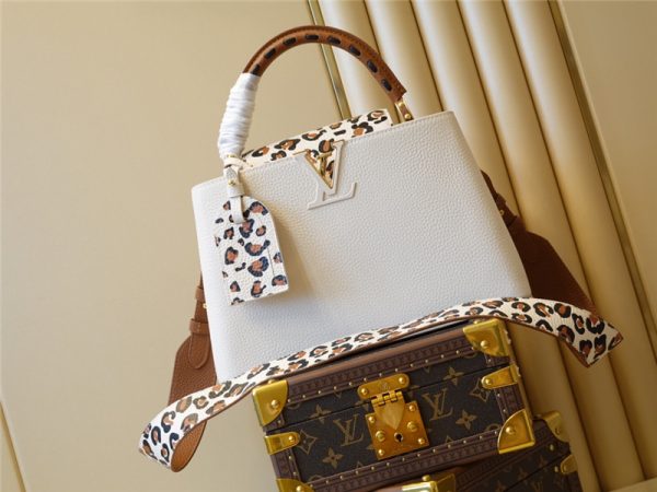 louis vuitton lv capucines medium bag - Image 3