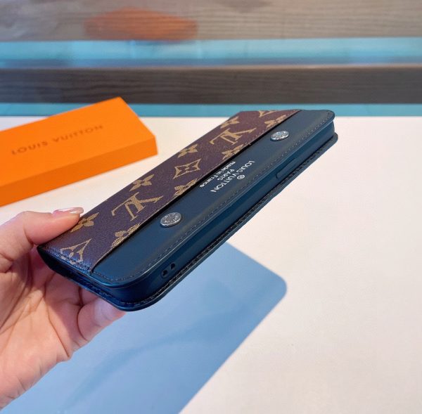Louis Vuitton presbyopic color block leather case mobile phone case/mobile phone case card holder - Image 8