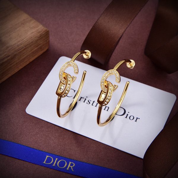 Dior's new Dior new alphabet earrings that are loved by the big brands