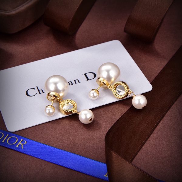Dior new letter earrings metallic counterattack version of the letter trendy style - Image 3