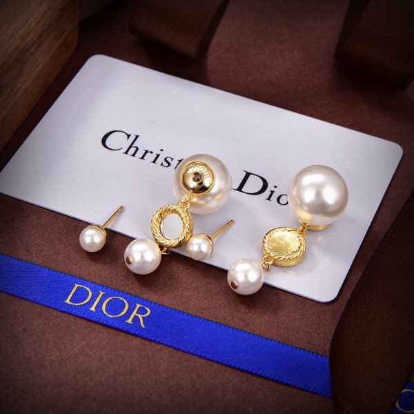 Dior new letter earrings metallic counterattack version of the letter trendy style - Image 4