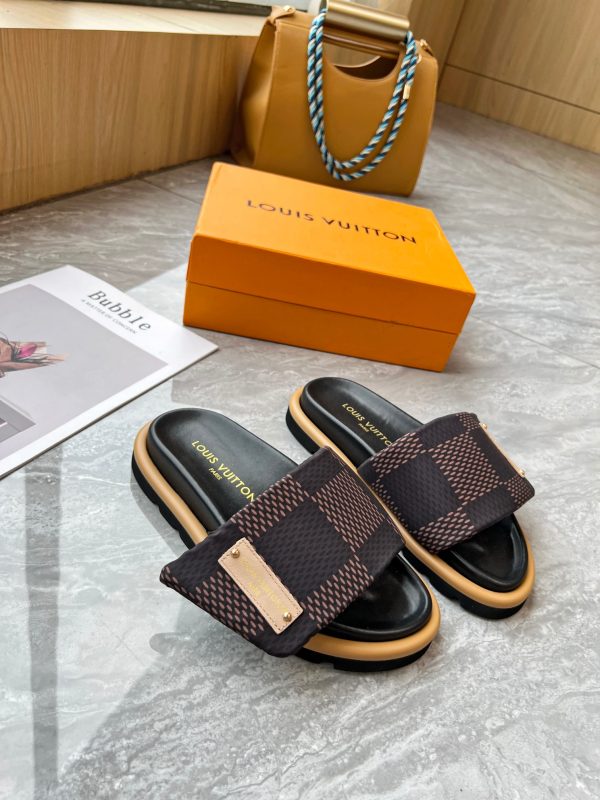 2024 Hit Embossed Logo Embossed Sandals This Pool Pillow Comfort Flat Slipper - Image 3
