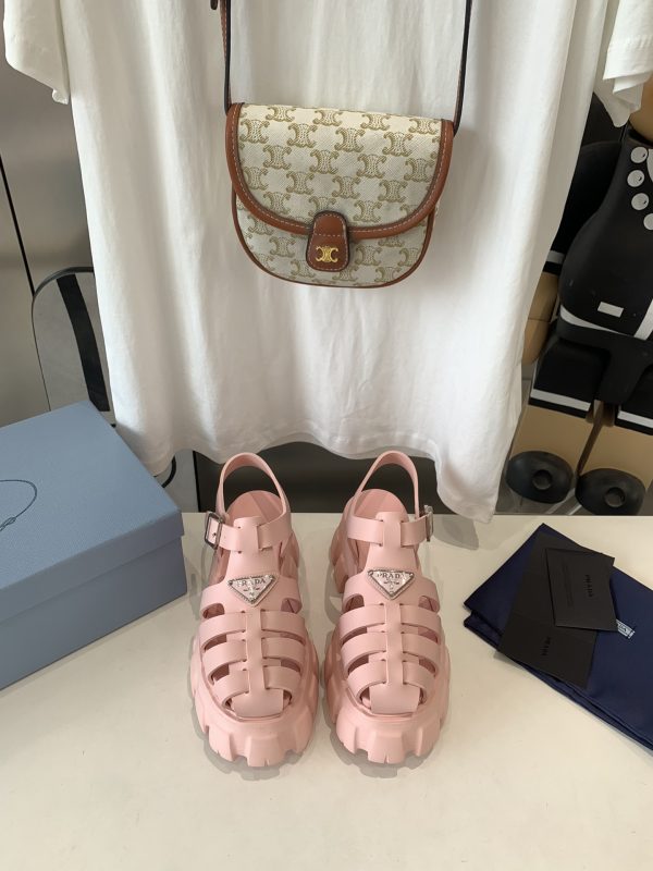 Prada is super hot for the latest spring/summer serrated Roman ultra-light platform sandals C