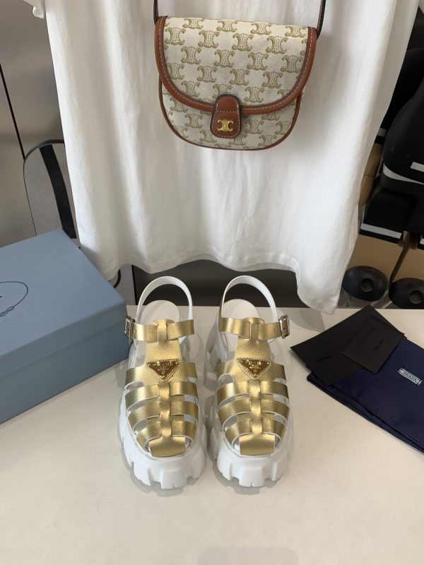 Prada is super hot for the latest spring/summer serrated Roman ultra-light platform sandals J