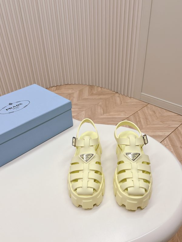 Prada is super hot for the latest spring/summer serrated Roman ultra-light platform sandals K