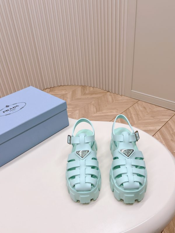 Prada is super hot for the latest spring/summer serrated Roman ultra-light platform sandals I