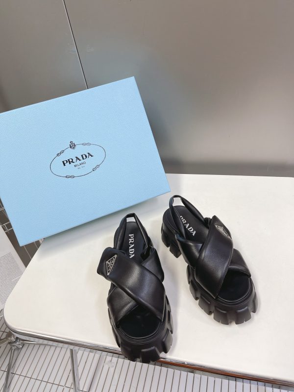 Prada new collection of bread shoes for the summer catwalk is a platform sandal B