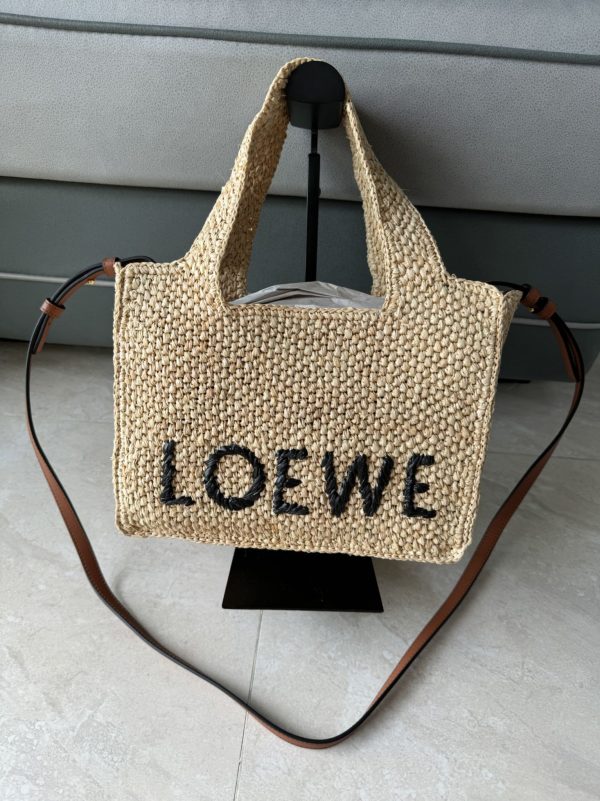 Small raffia LOEWE Font Tote The LOEWE Font Tote is a rectangular bag B