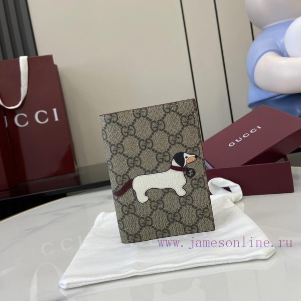 Gucci The GG mini wallet features cute and playful animals such as cats, dogs, and pandas ga 3lfuj708