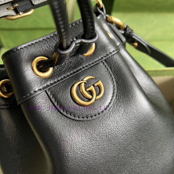 Gucci . The GG mini bucket bag combines two recognizable brand elements, a bamboo handle and 8trqkijd - Image 6