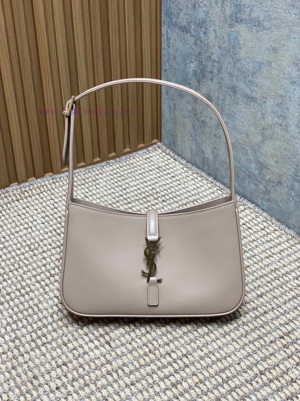 YSL's new underarm bag for spring and summer fashion shows features a minimalist appearance rppa23tf