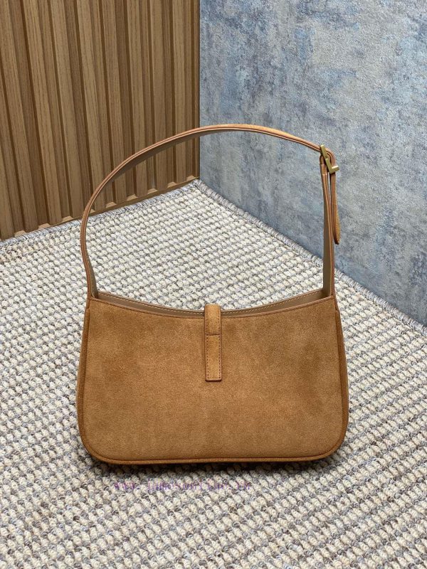 YSL's new underarm bag for spring and summer fashion shows features a minimalist appearance 3wg0u2eg - Image 3