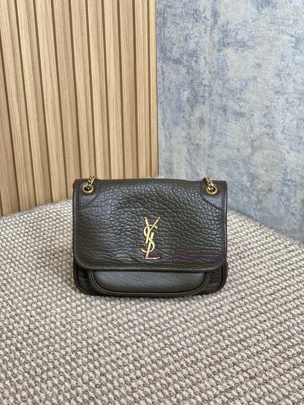 YSL's new Nikki is a bit stylish, classic, and versatile. The brand new retro silver chain l vewruall