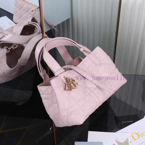 The pink new Toujours handbag, a Dior Toujours handbag, made a wonderful debut in the 2023 S o6spfgtk - Image 8