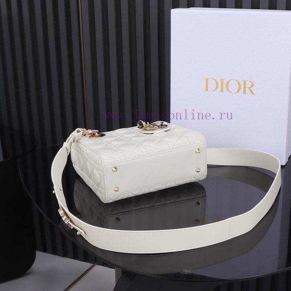 The Lady Dior four grid white, classic Diana handbag embodies Dior's profound insight into e e9x4atdv - Image 9