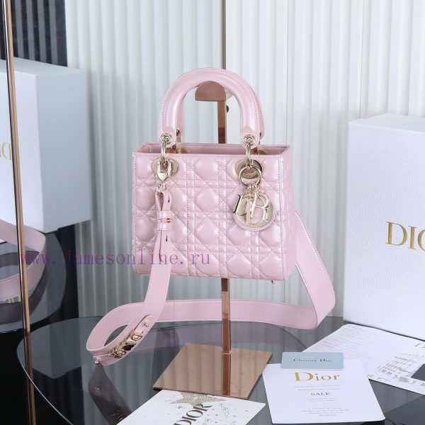 Lady Dior four grid pearl powder, classic Diana handbag embodies Dior's profound insight int jfnkpjol