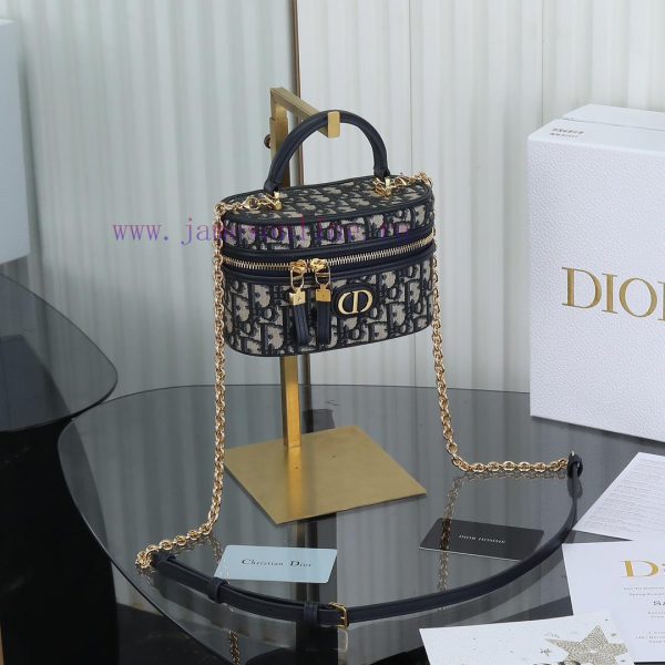 CD Mini Vanity Handbag "Blue Cloth"This 30 Montaigne mini Vanity handbag is exquisitely desi gv37yk9m
