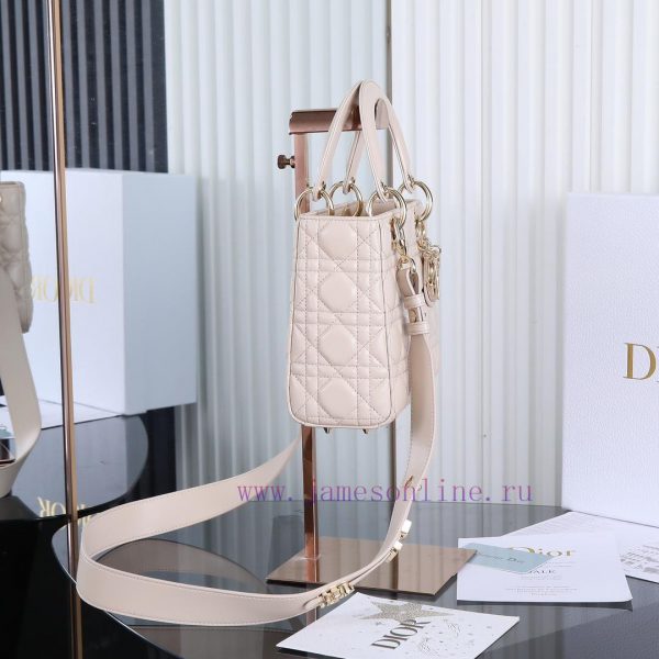 Lady Dior's four grid beige, classic Diana handbag embodies Dior's profound insight into ele wygj2gwc - Image 3