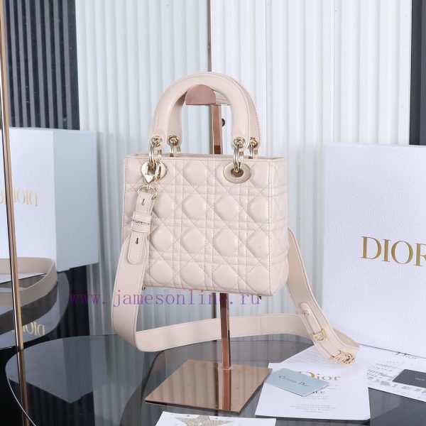 Lady Dior's four grid beige, classic Diana handbag embodies Dior's profound insight into ele wygj2gwc - Image 4