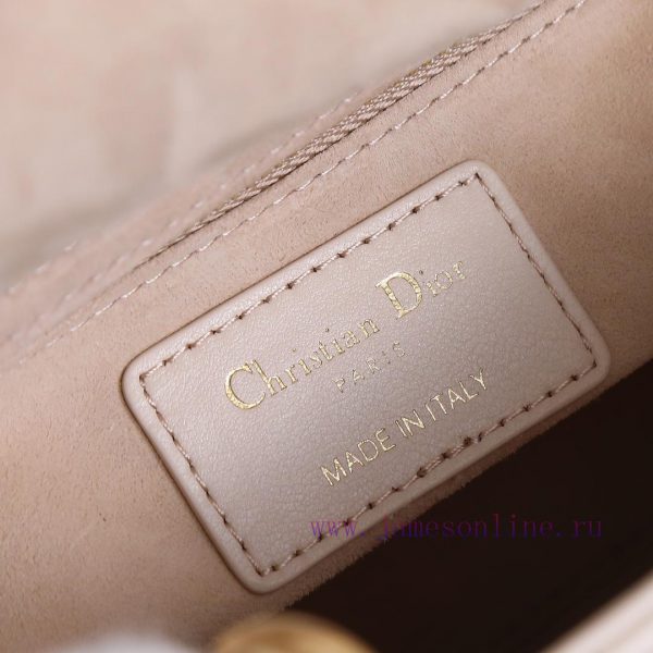 Lady Dior's four grid beige, classic Diana handbag embodies Dior's profound insight into ele wygj2gwc - Image 7