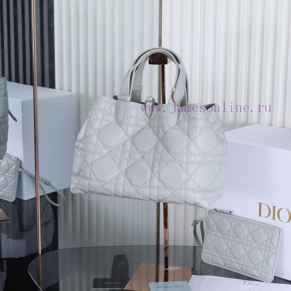 Cloud Grey Medium New Toujours Handbag, this Dior Toujours handbag made a wonderful debut in 228icngs - Image 4
