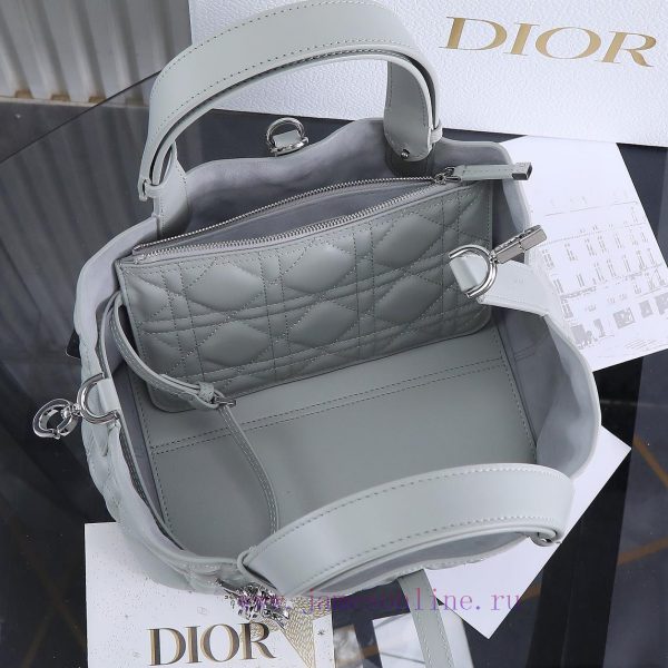 Cloud Grey's new Toujours handbag, this Dior Toujours handbag, made a wonderful debut in the ova22vjf - Image 10