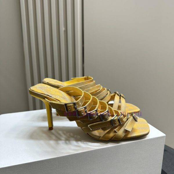 Burberry's new sheepskin M ü ller shoes, paired with leather heels and circular toe in the sdpaoruza - Image 7