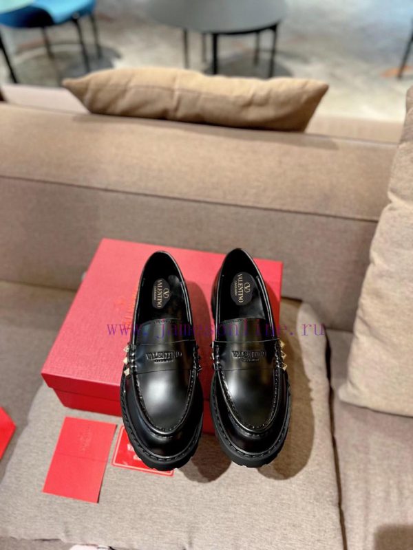 Valentino. The latest series of V-home popular rivet metal element logo single shoes from Husgm2t088