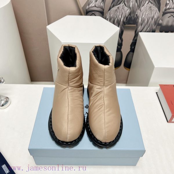 Top tierPRADA's latest runway collection for couples in space cotton boots for autumn and wir6k465hr