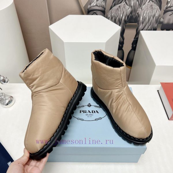Top tierPRADA's latest runway collection for couples in space cotton boots for autumn and wir6k465hr - Image 5