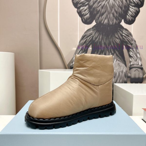 Top tierPRADA's latest runway collection for couples in space cotton boots for autumn and wir6k465hr - Image 7
