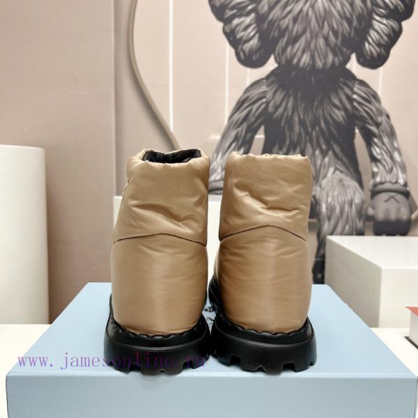 Top tierPRADA's latest runway collection for couples in space cotton boots for autumn and wir6k465hr - Image 9