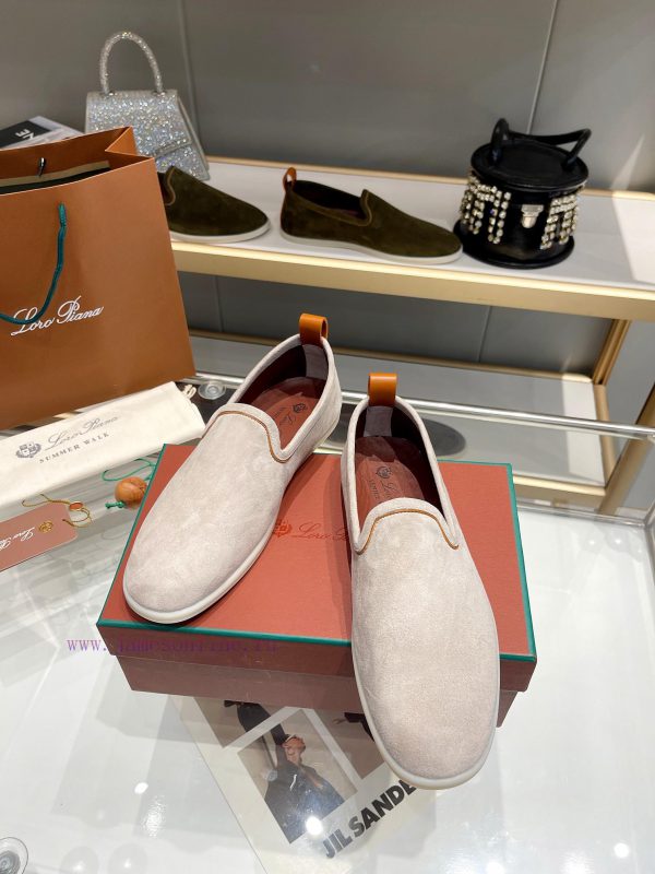 Loro Piana * purchased the original version 11 and replicated it on April 24, 1924. The exisnc0r375f